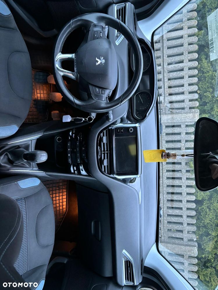 Peugeot 208 - 17