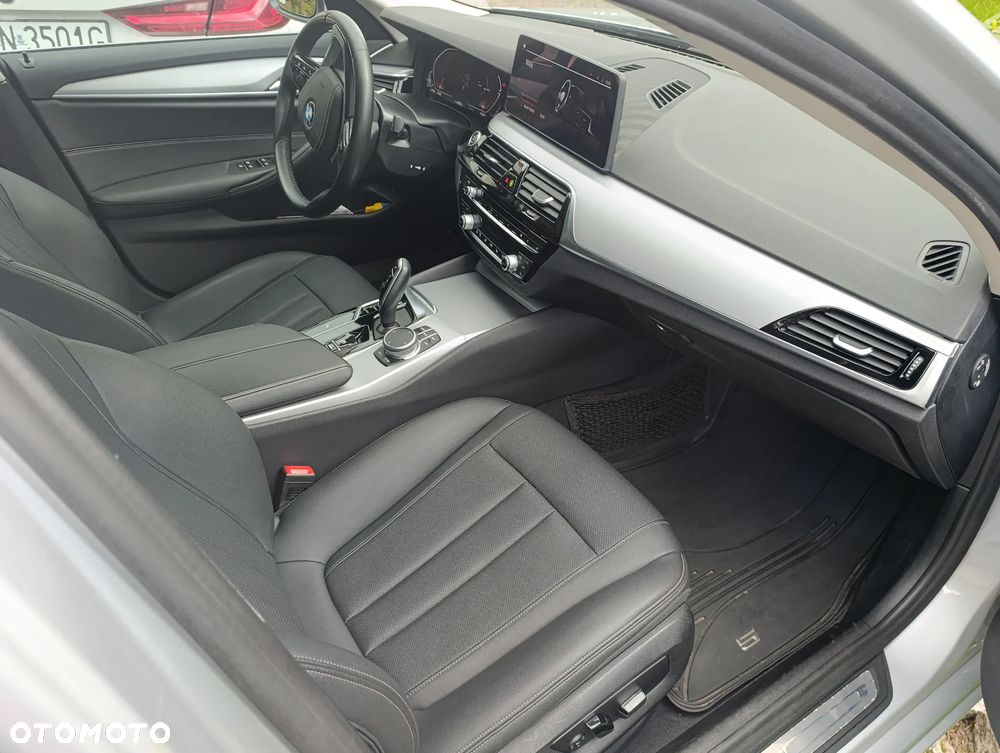 BMW Seria 5 530d xDrive Touring - 12