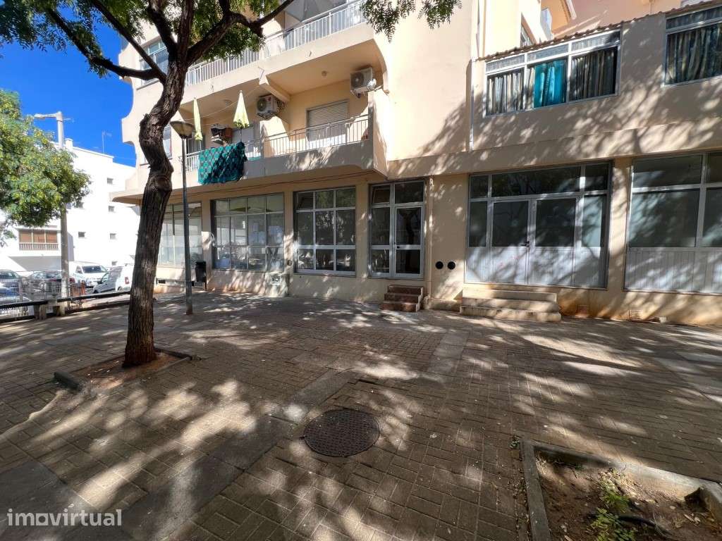 Loja com projeto de alteração para a apartamento T2 na Câmara Munic... - Grande imagem: 2/9
