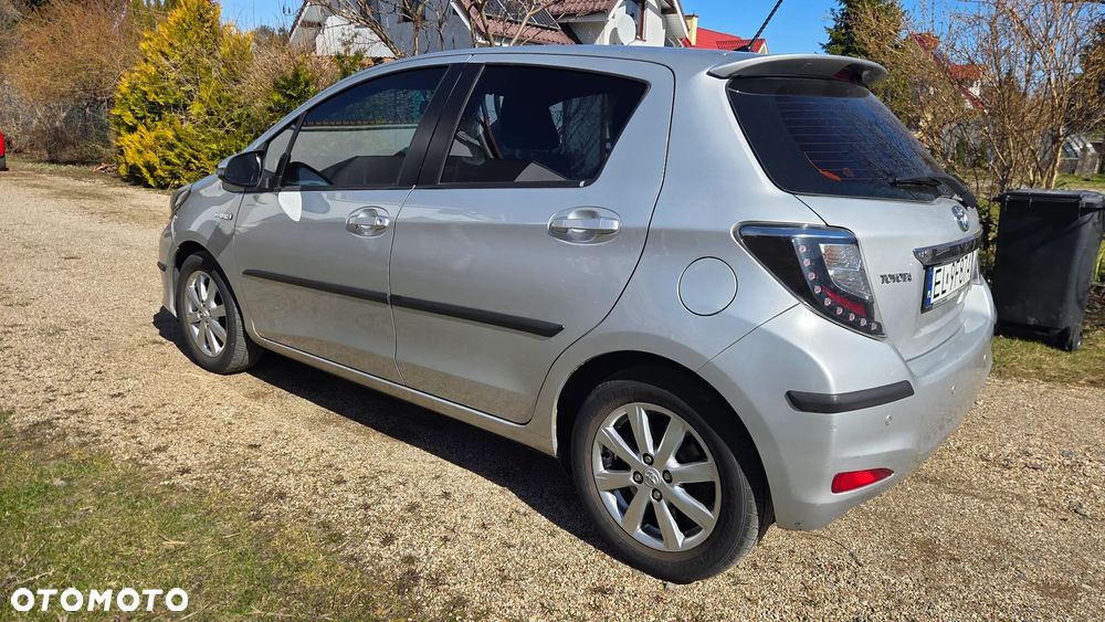 Toyota Yaris Hybrid 100 Premium - 4