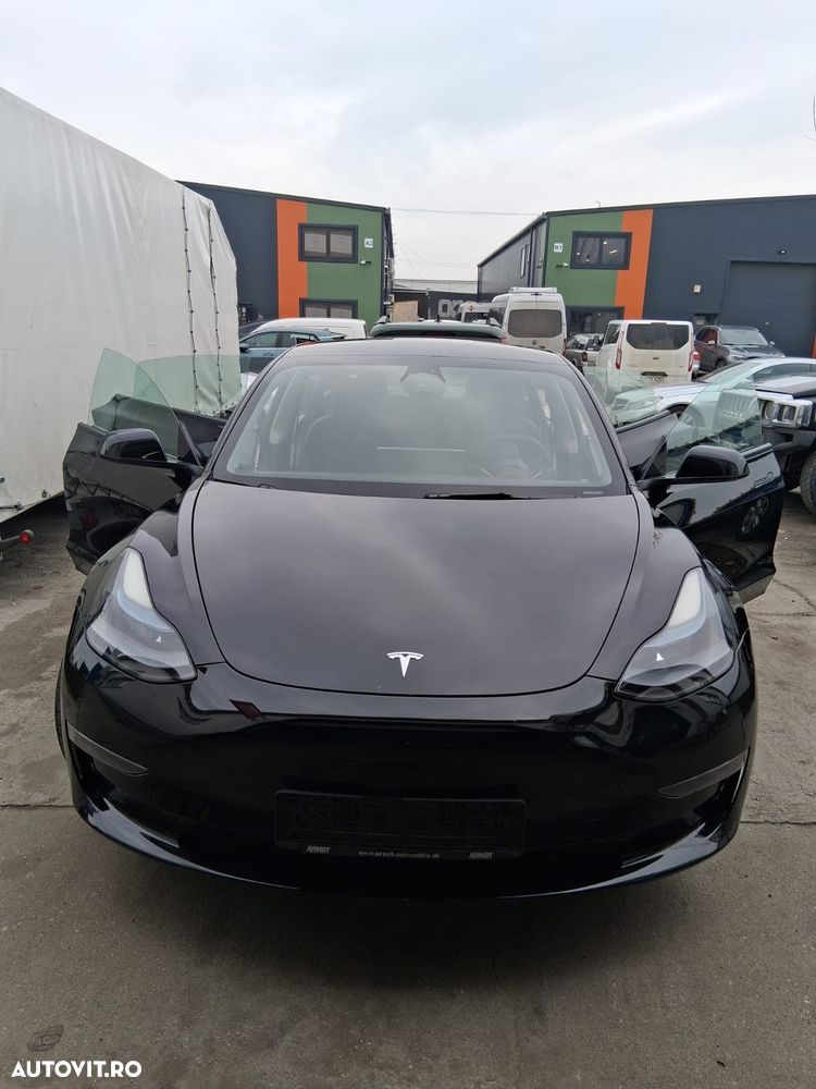 Tesla Model 3 - 1