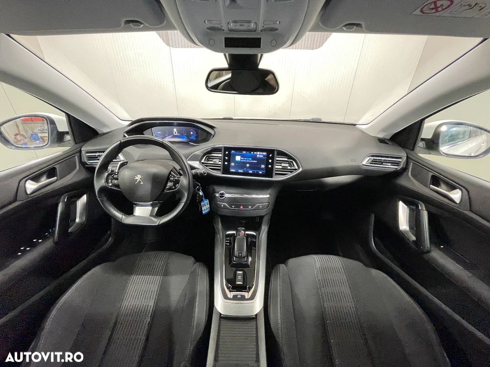 Peugeot 308 1.2 L PureTech Turbo S&S EAT8 Allure Pack - 8