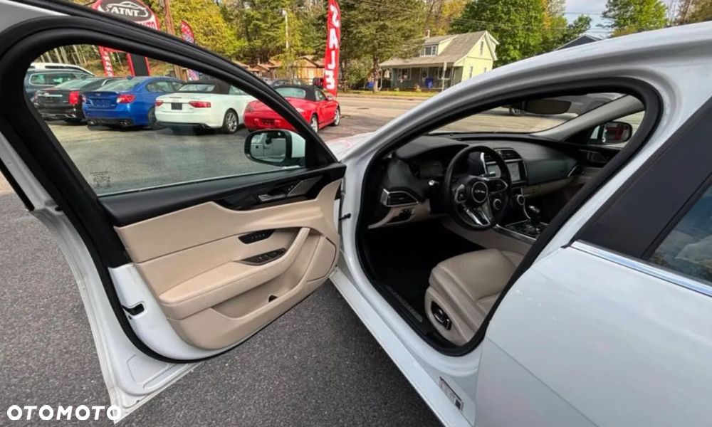 Jaguar XE P250 R-Dynamic SE - 9