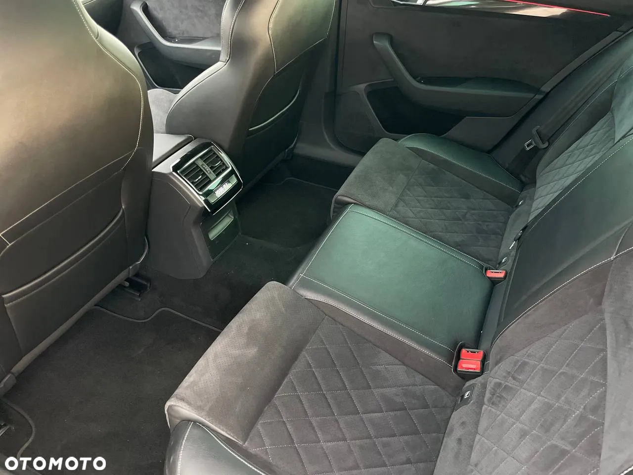 Skoda Superb Combi 2.0 TDI DSG Sportline - 31