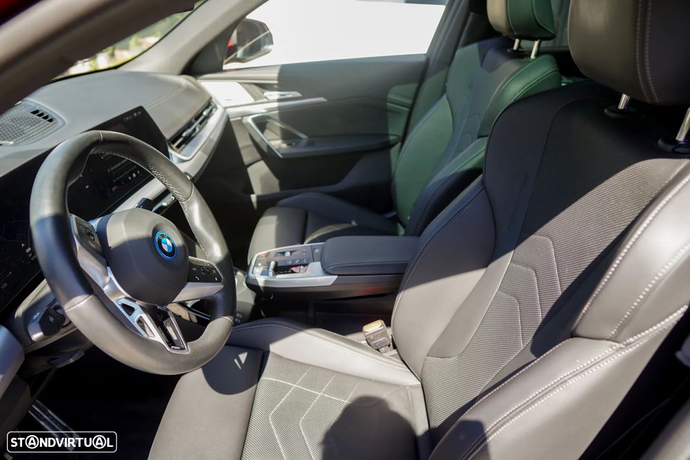 BMW iX2 eDrive20 Pack Desportivo M - 14