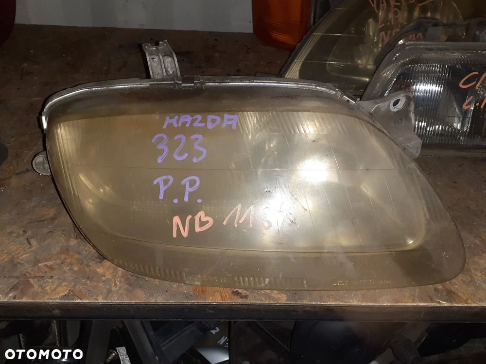 Reflektor LAMPA PRAWA PRAWY PRZÓD MAZDA 323 - 1