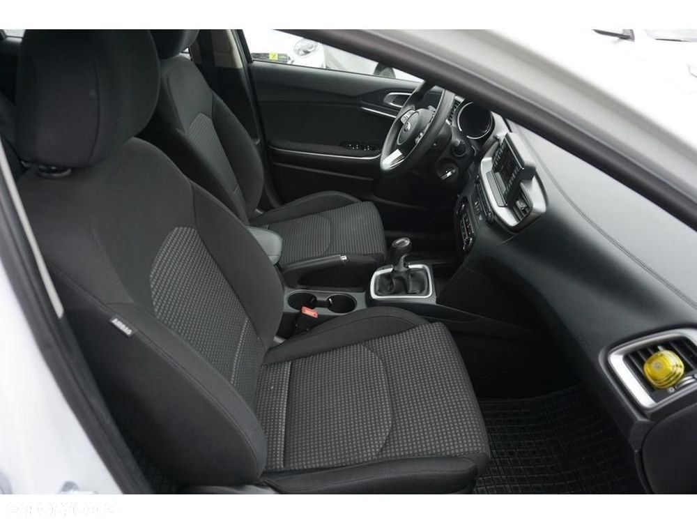 Kia Ceed - 34