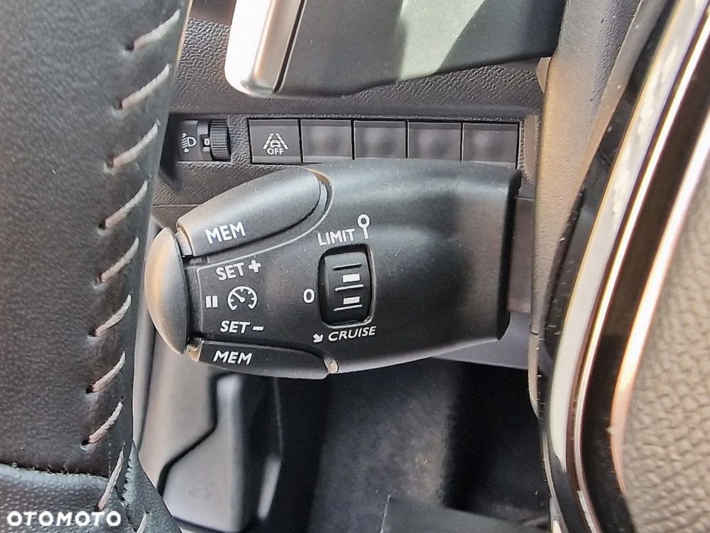 Peugeot 208 PureTech 100 EAT8 Active - 17