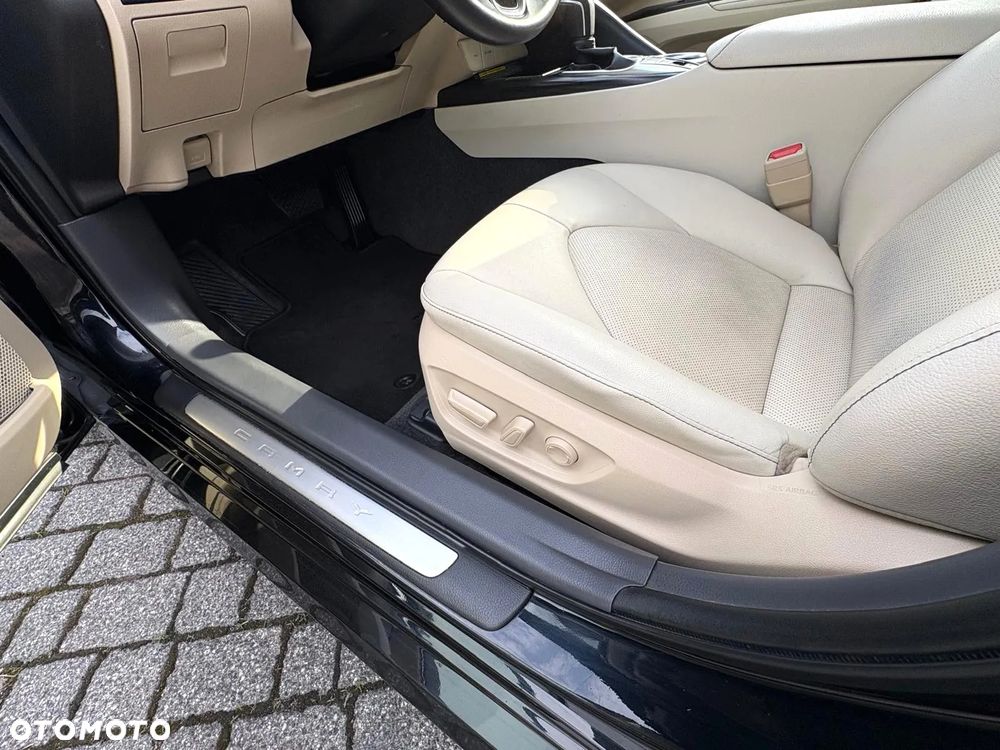 Toyota Camry 2.5 Hybrid Executive CVT - 12