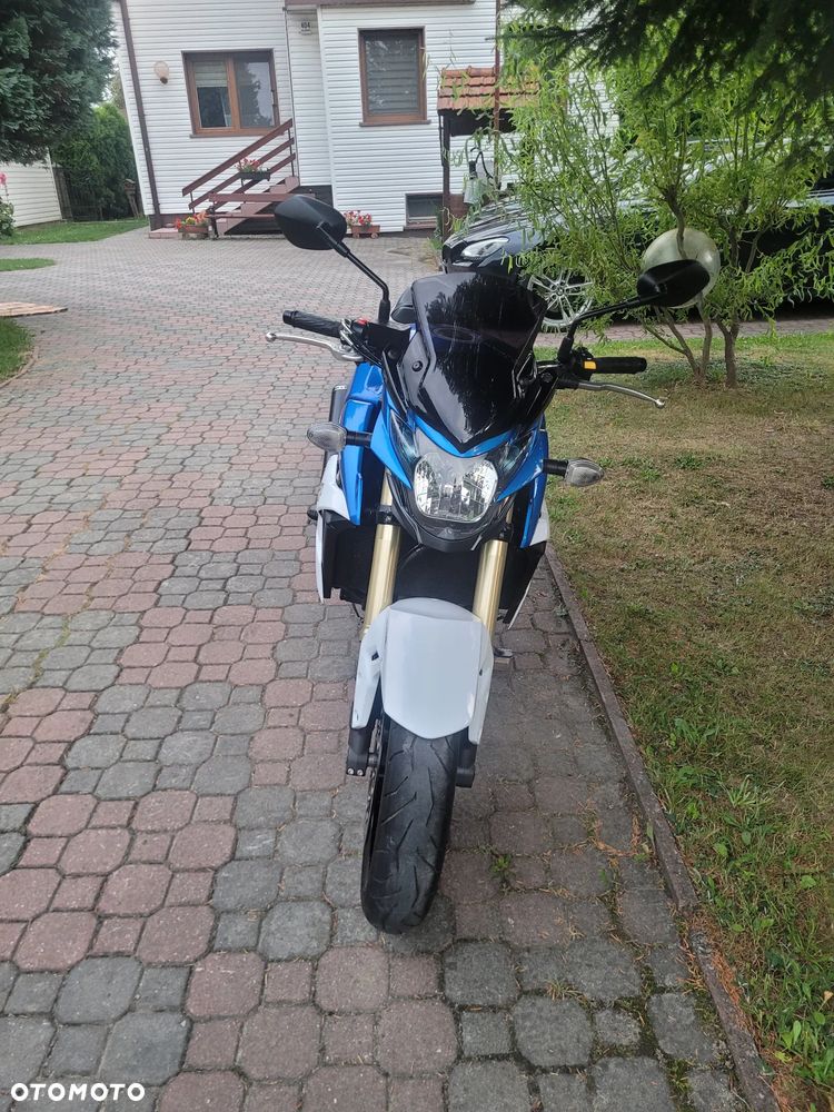 Suzuki GSR - 16