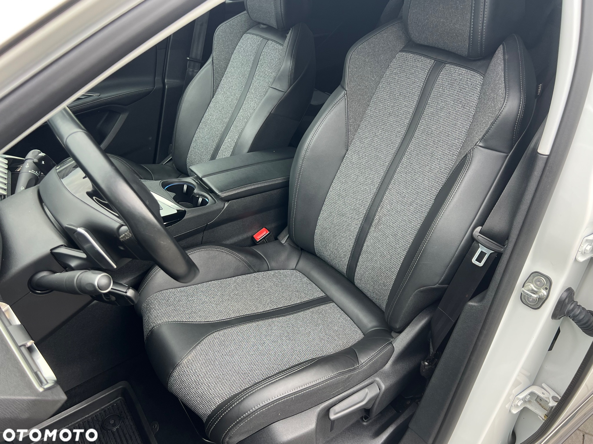 Peugeot 5008 1.5 BlueHDi Allure S&S EAT8 - 26