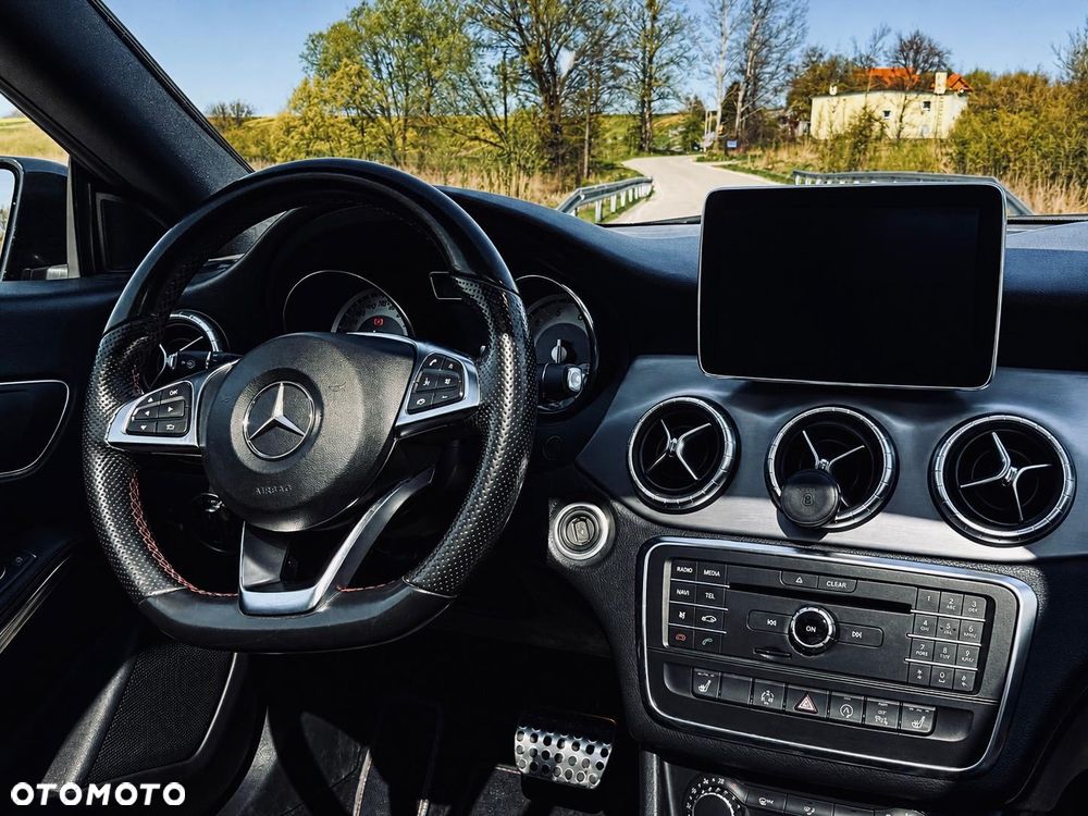 Mercedes-Benz CLA 200 7G-DCT AMG Line - 27