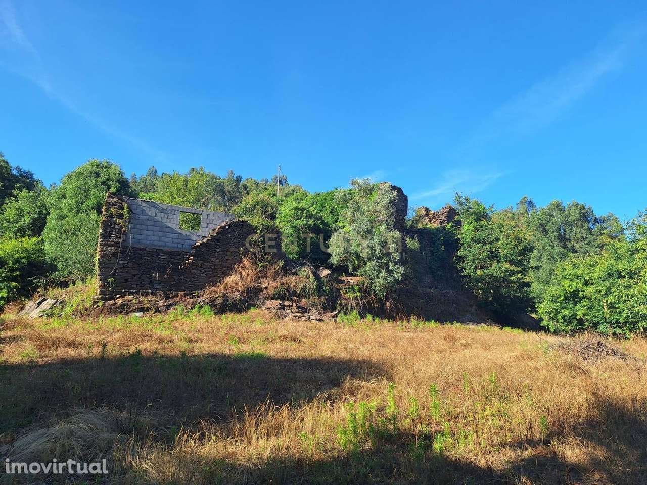 Terreno Urbano em Tropeço com Ruínas para Reconstrução - Grande imagem: 2/7