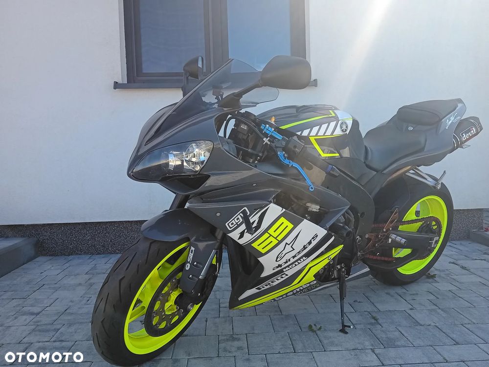 Yamaha R1 - 4