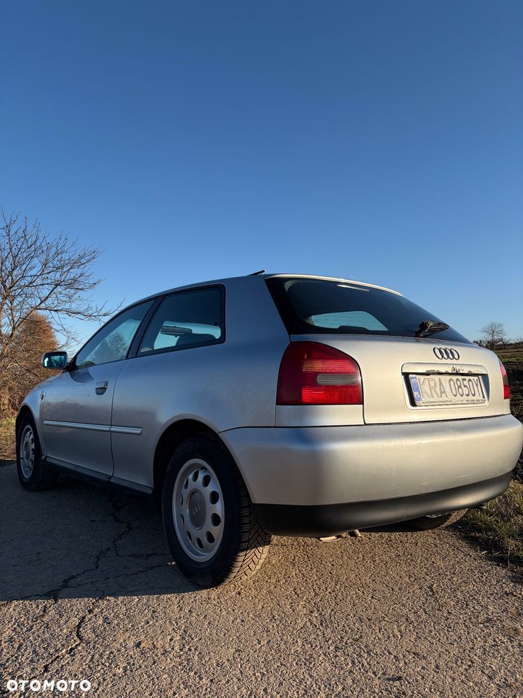 Audi A3 3-drzwiowe 1.6 Attraction - 12