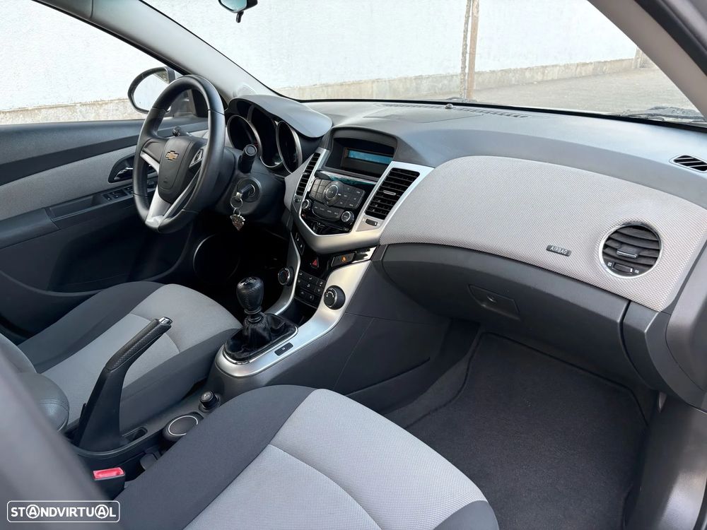 Chevrolet Cruze 1.6 LS - 27