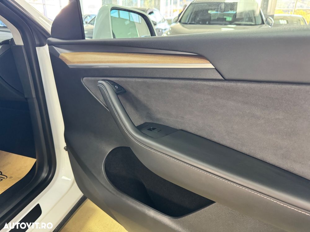 Tesla Model Y Long Range Dual Motor AWD - 11
