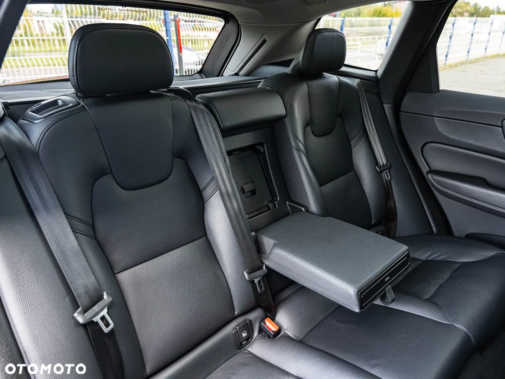 Volvo XC 60 B4 D Plus Dark - 26