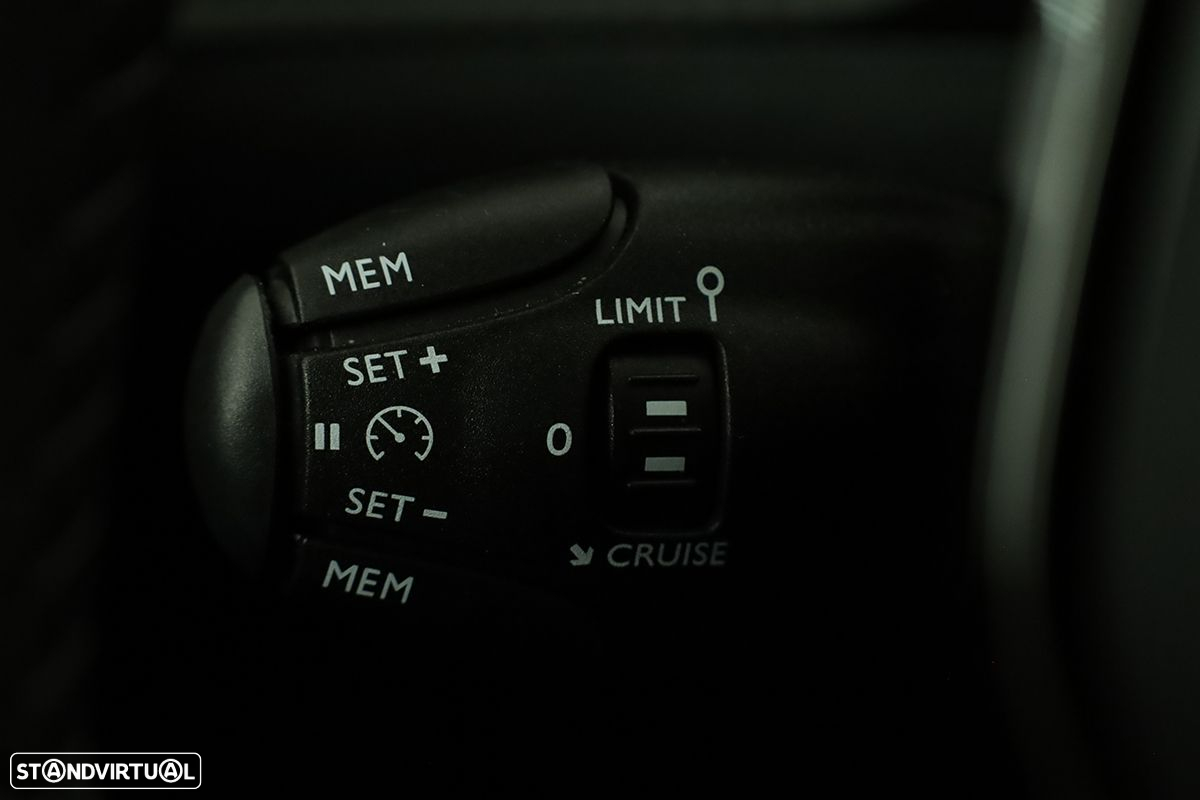 Peugeot 2008 1.2 PureTech Allure EAT8 - 19