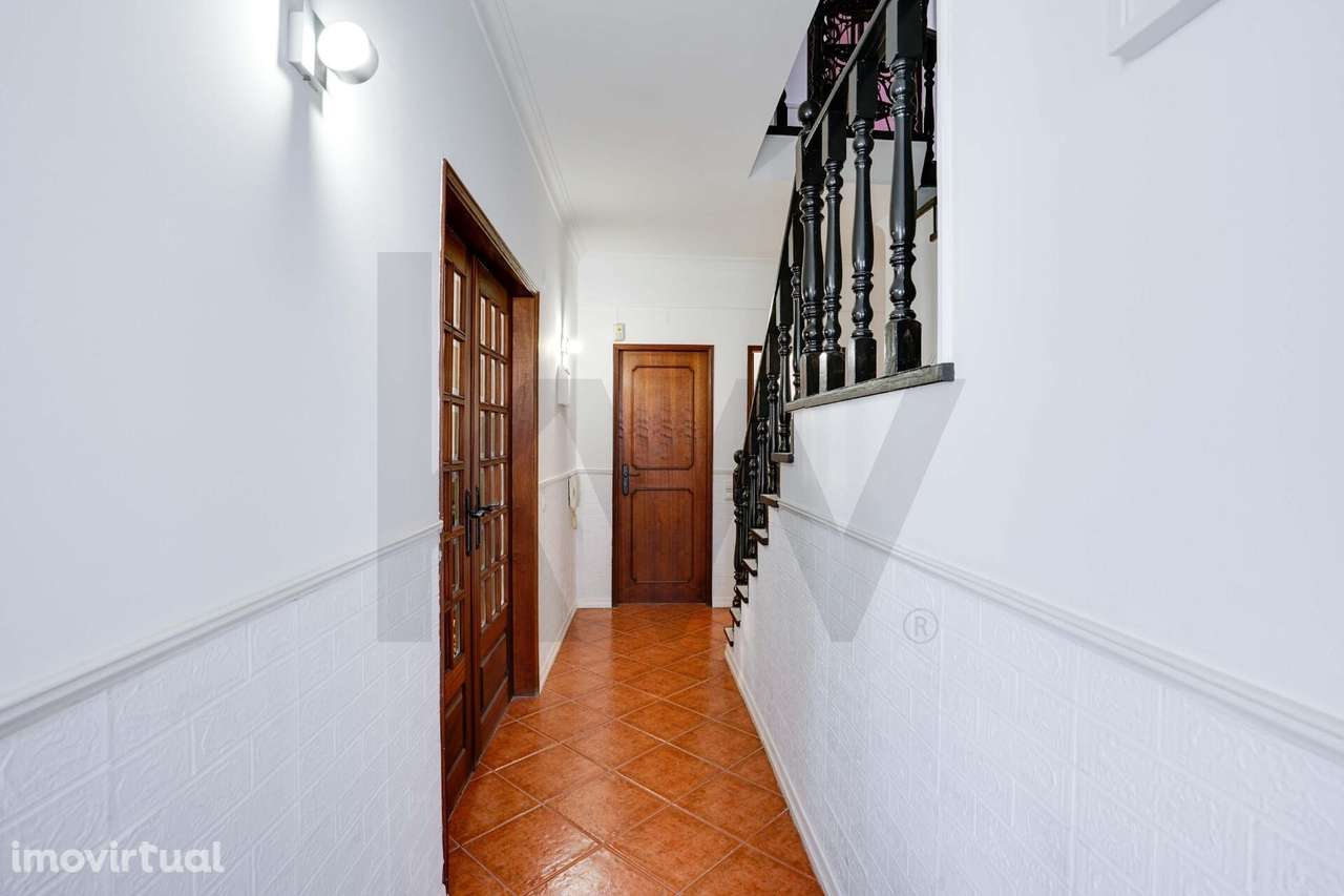 Moradia T5 Completa e Distinta | Piscina, Jacuzzi, Terraço e 3 Frentes - Grande imagem: 5/50