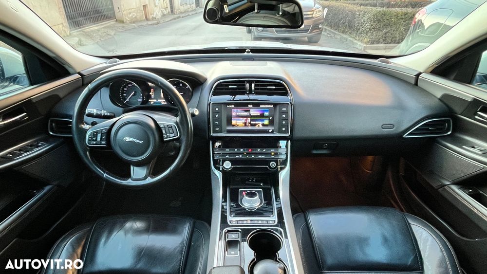 Jaguar XE 2.0 Prestige - 5