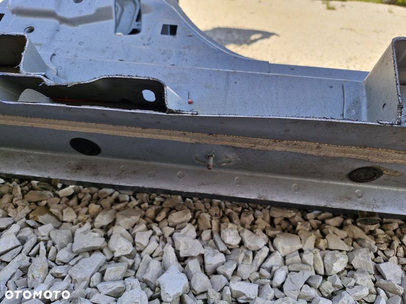 MERCEDES BENZ W176 A-KLASA PRÓG LEWY SŁUPEK ŚRODKOWY 761 - 11