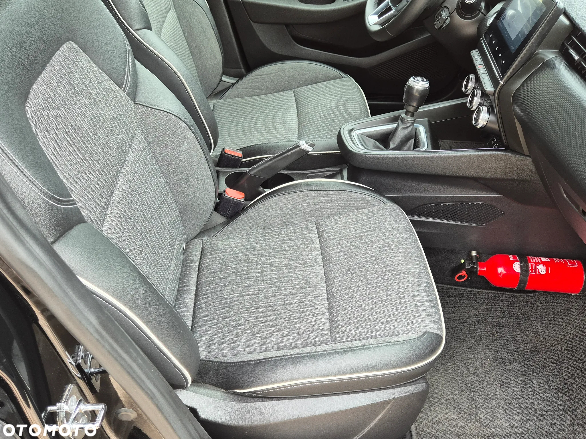 Renault Clio TCe 100 INTENS - 28