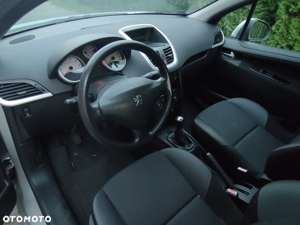 Peugeot 207 2010 photo 4