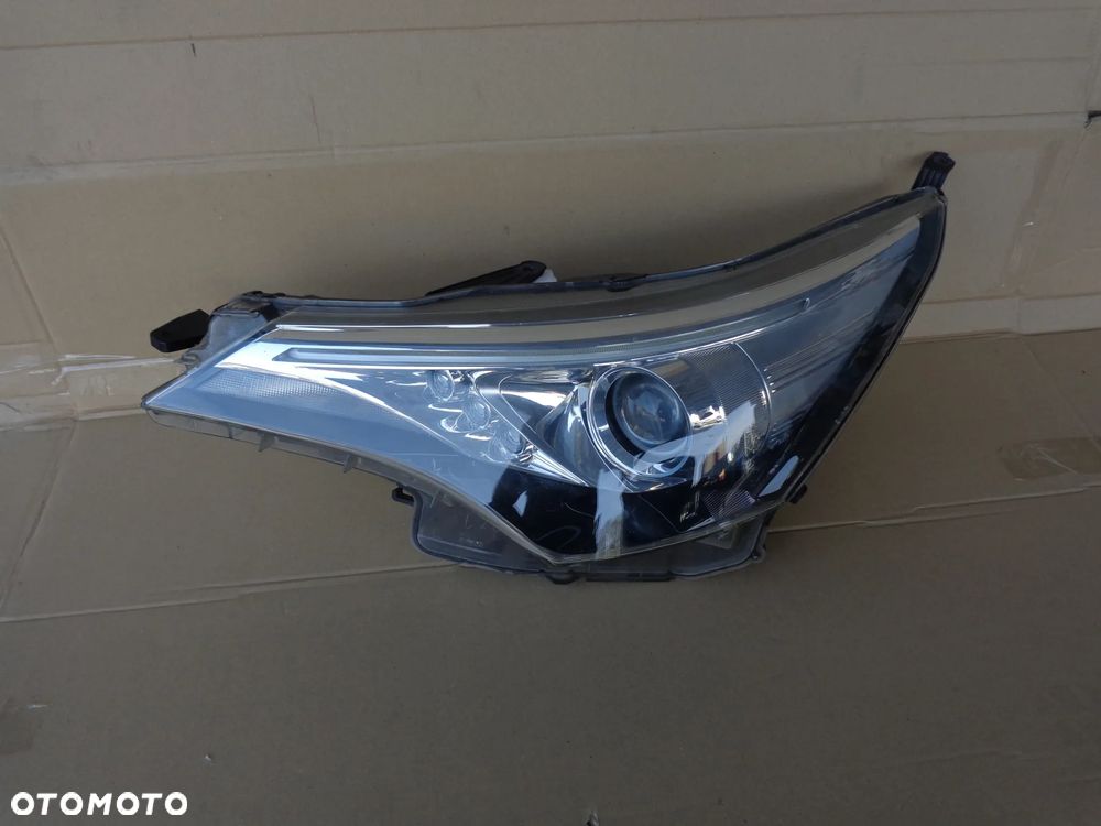 TOYOTA AVENSIS T27 lampa lewa przednia EUROPA - 2