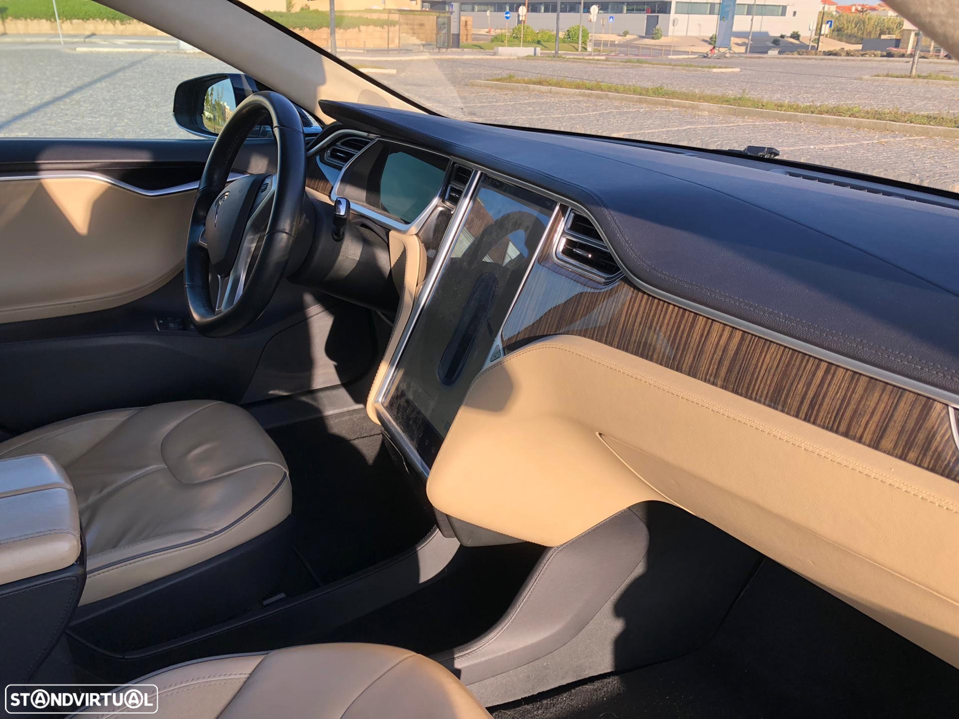 Tesla Model S - 9
