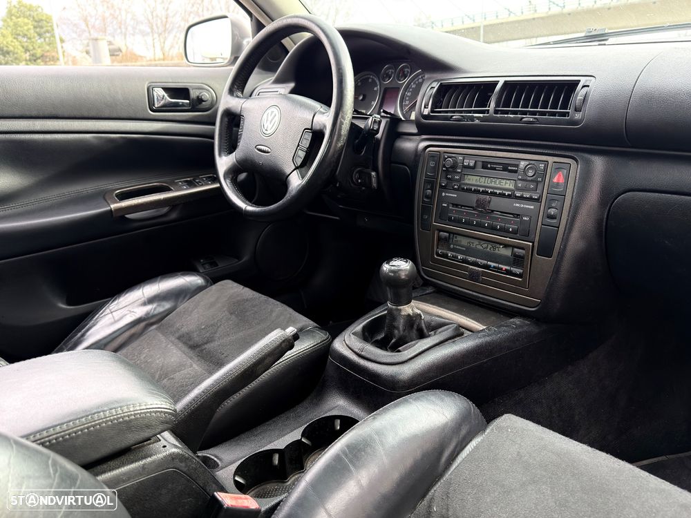 VW Passat 1.9 TDi Highline - 9