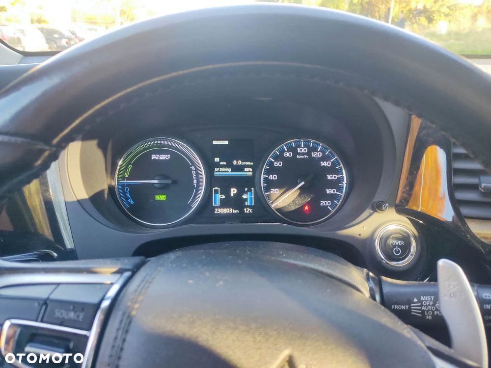 Mitsubishi Outlander Instyle NAVI + - 11