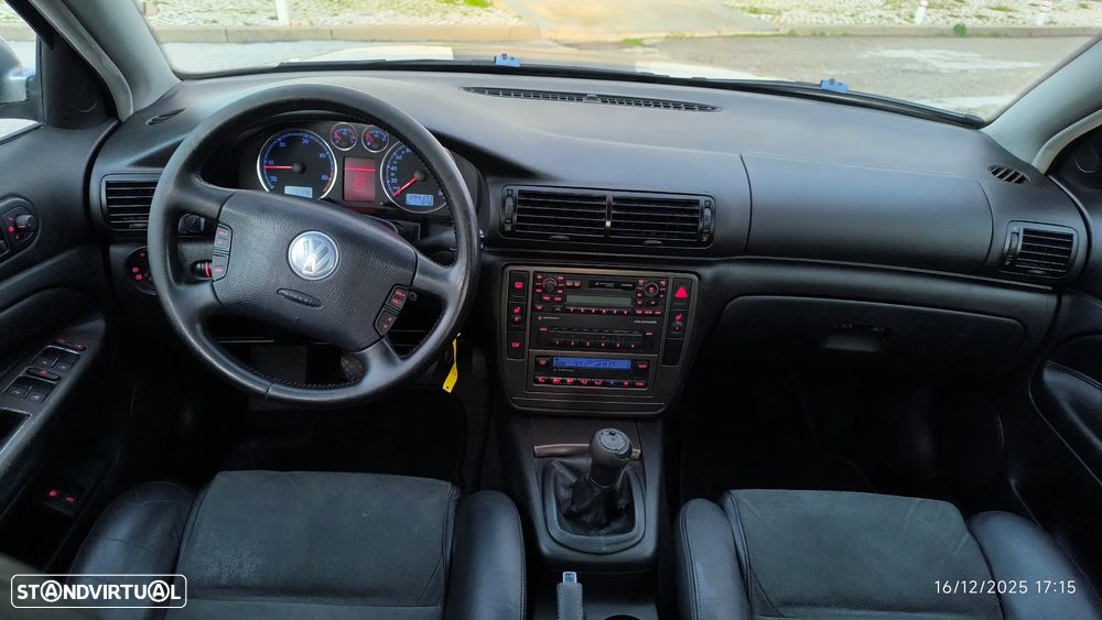 VW Passat 1.9 TDi Highline - 36