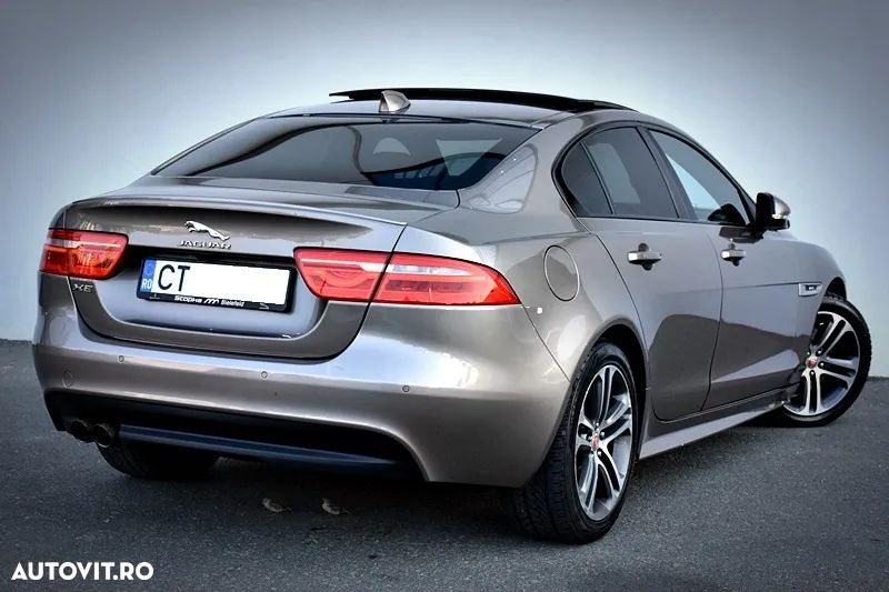 Jaguar XE 2.0 R-Sport - 10
