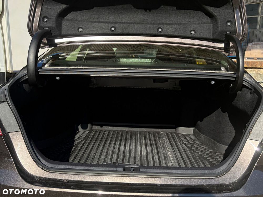 Toyota Camry 2.5 Hybrid Comfort CVT - 35