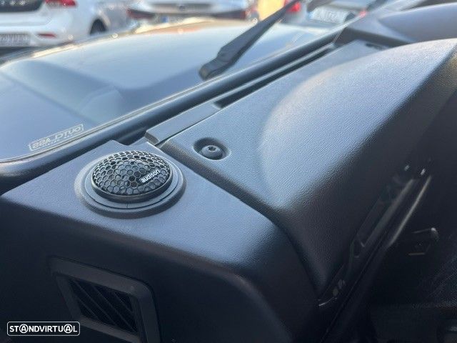 Land Rover Defender 90 2.4 CRD SE - 23