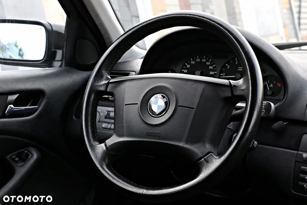 BMW Seria 3 320i - 30