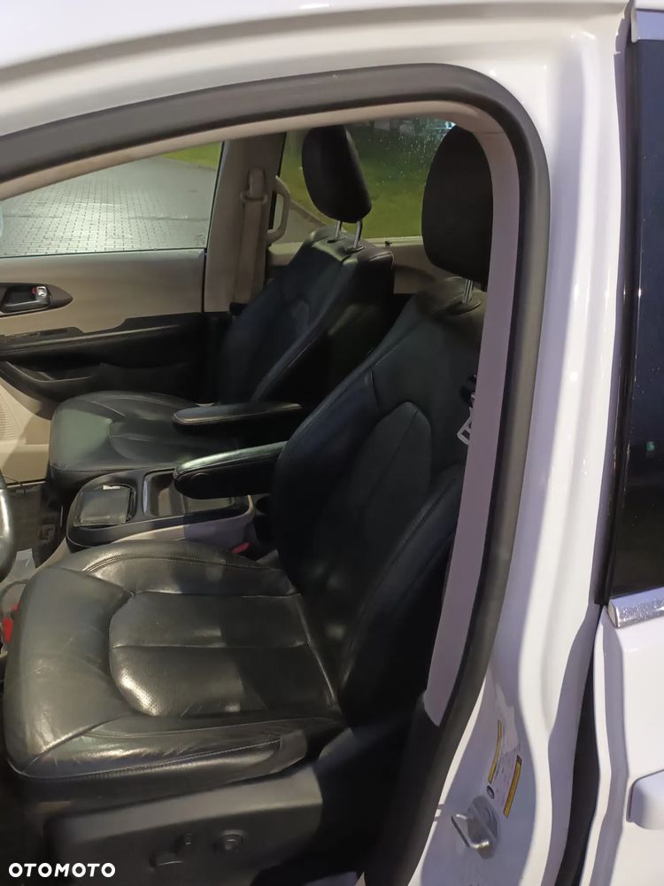 Chrysler Pacifica - 5