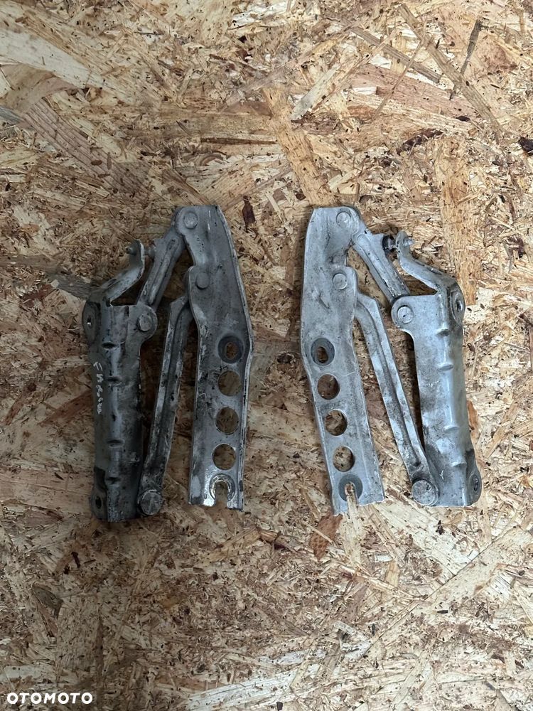 ZAWIAS MASKI LEWY PRAWY SKODA FABIA II 5J0823301  5J0823302 KOMPLET - 2