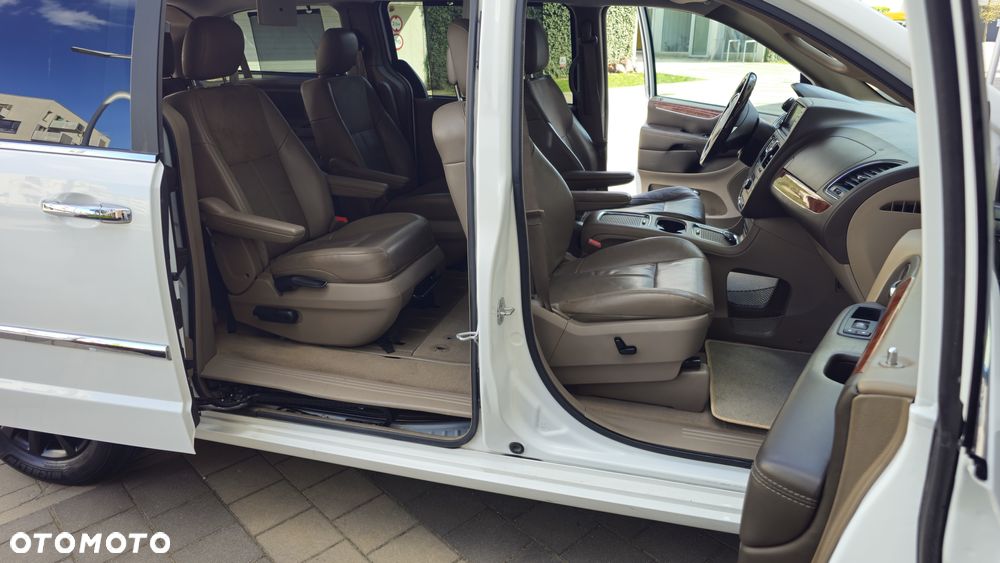 Chrysler Town & Country 3.6 Limited - 16