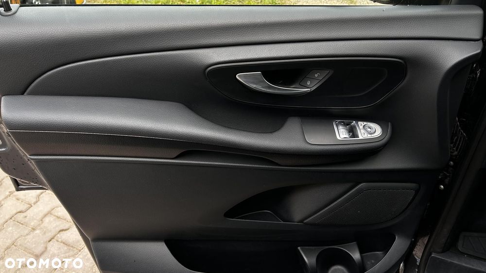 Mercedes-Benz Klasa V - 12