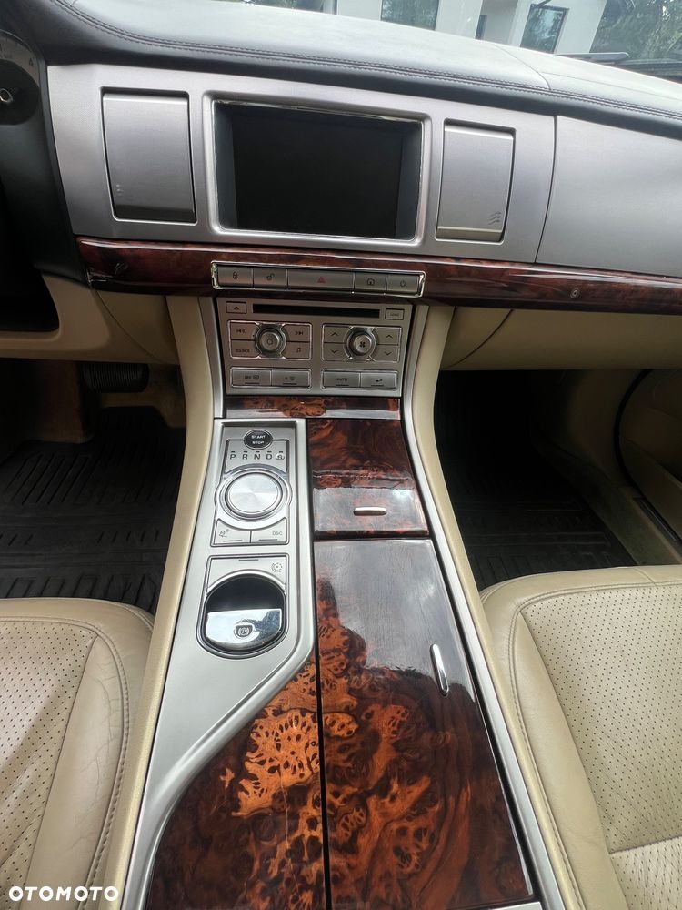 Jaguar XF 2.7 V6 D Premium Luxury - 11