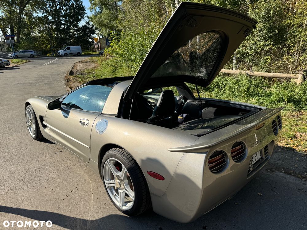 Chevrolet Corvette - 24