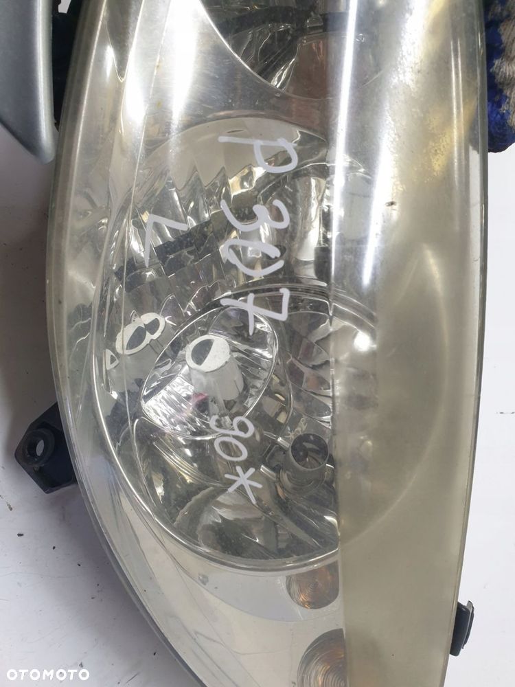 REFLEKTOR LAMPA PRZEDNIA PRAWA PRZÓD PRAWY PEUGEOT 307 - 7