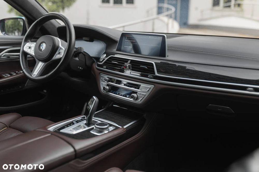 BMW Seria 7 750i xDrive - 16