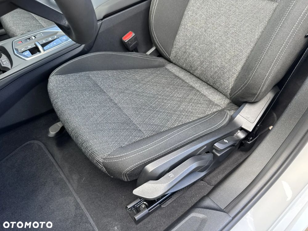 BMW Seria 1 120 mHEV - 12