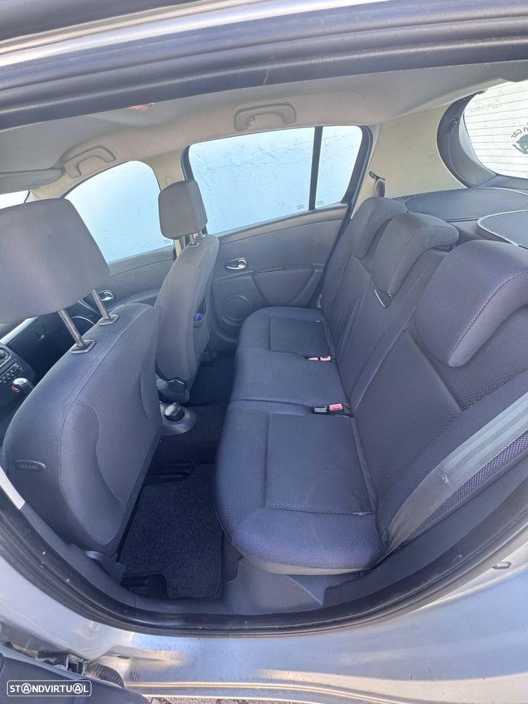 Renault Clio 1.4 16V Dynamique Luxe - 17