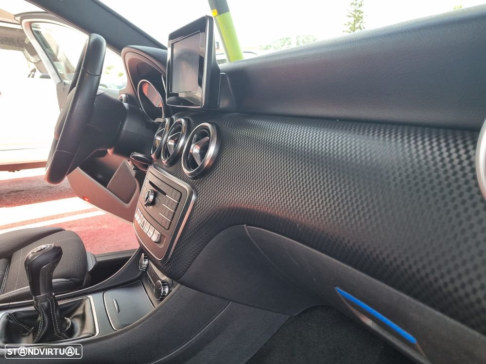 Mercedes-Benz A 180 d AMG Line - 25