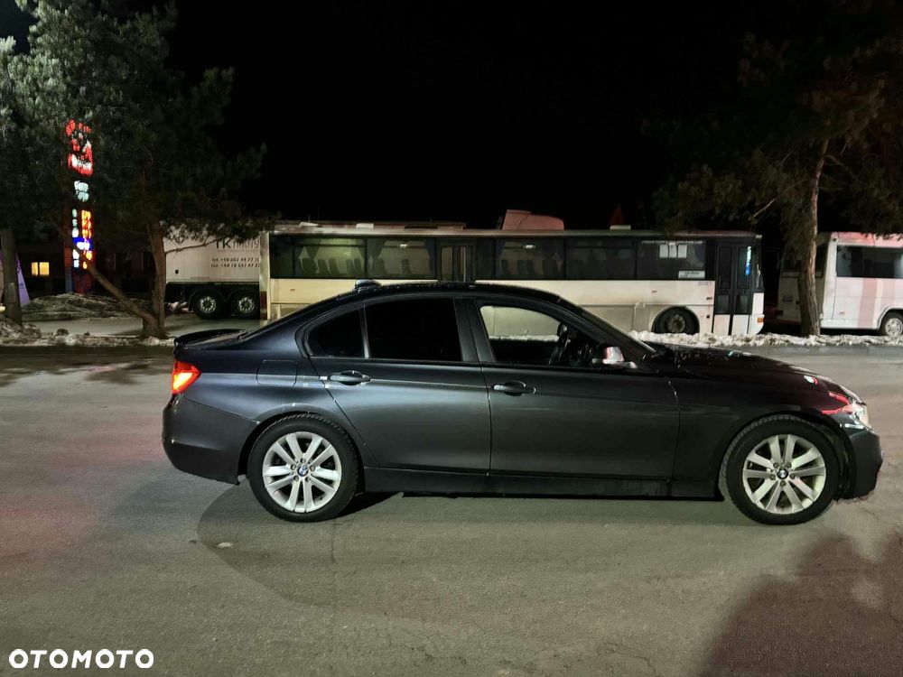 BMW Seria 3 2012 photo 2