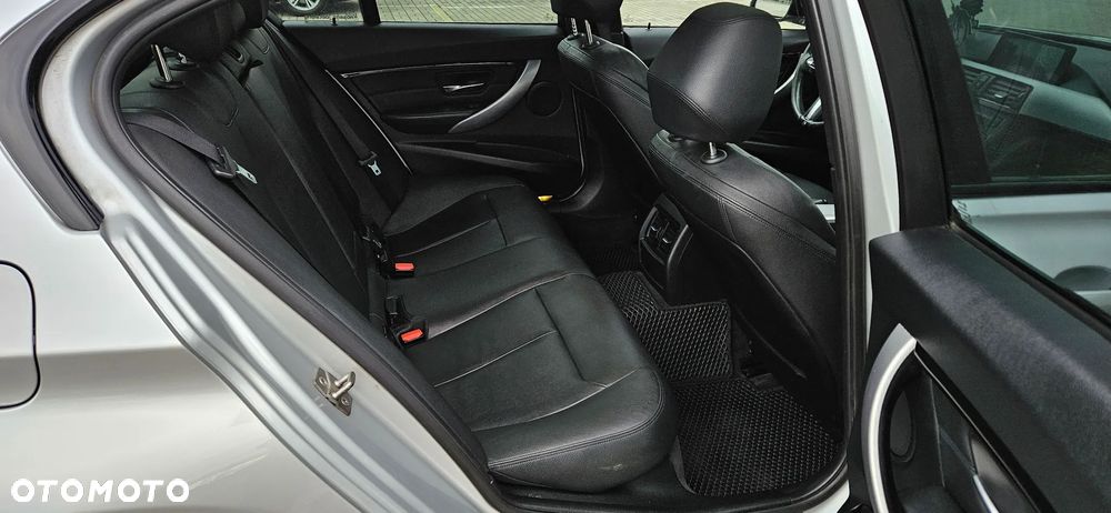 BMW Seria 3 320d xDrive Sport-Aut Luxury Line - 7